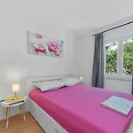 Uga2 Apartman *